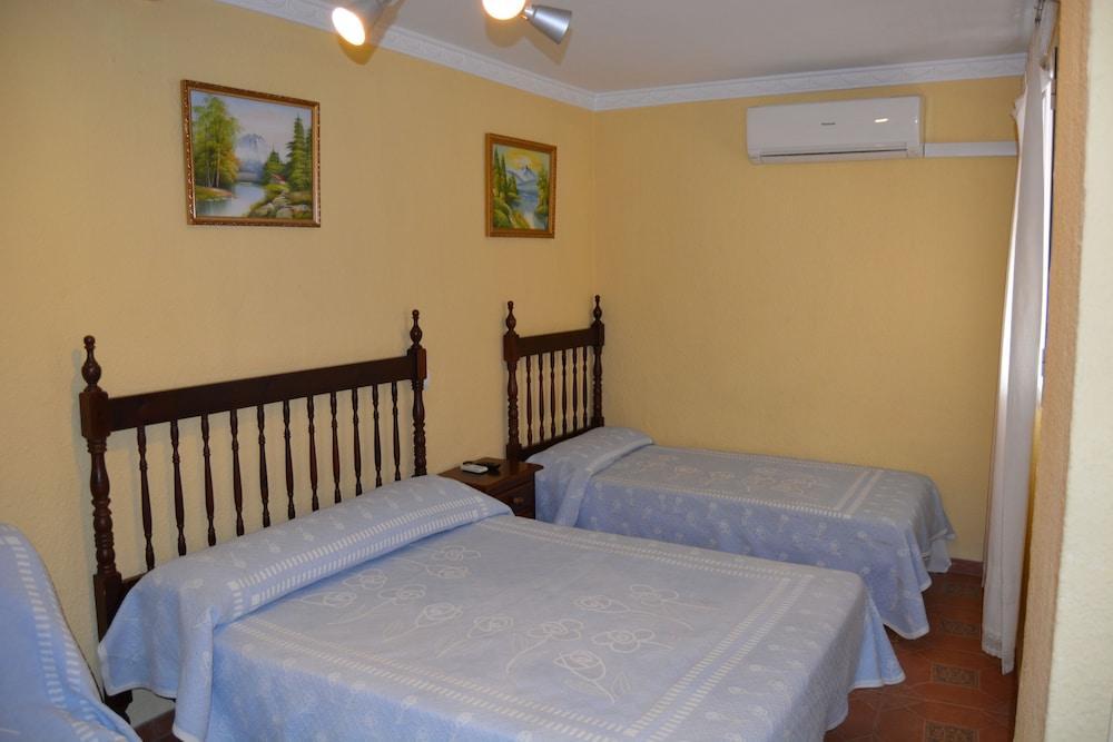 Pension Giraldilla Seville Exterior photo