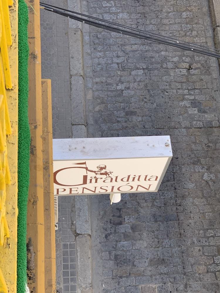 Pension Giraldilla Seville Exterior photo